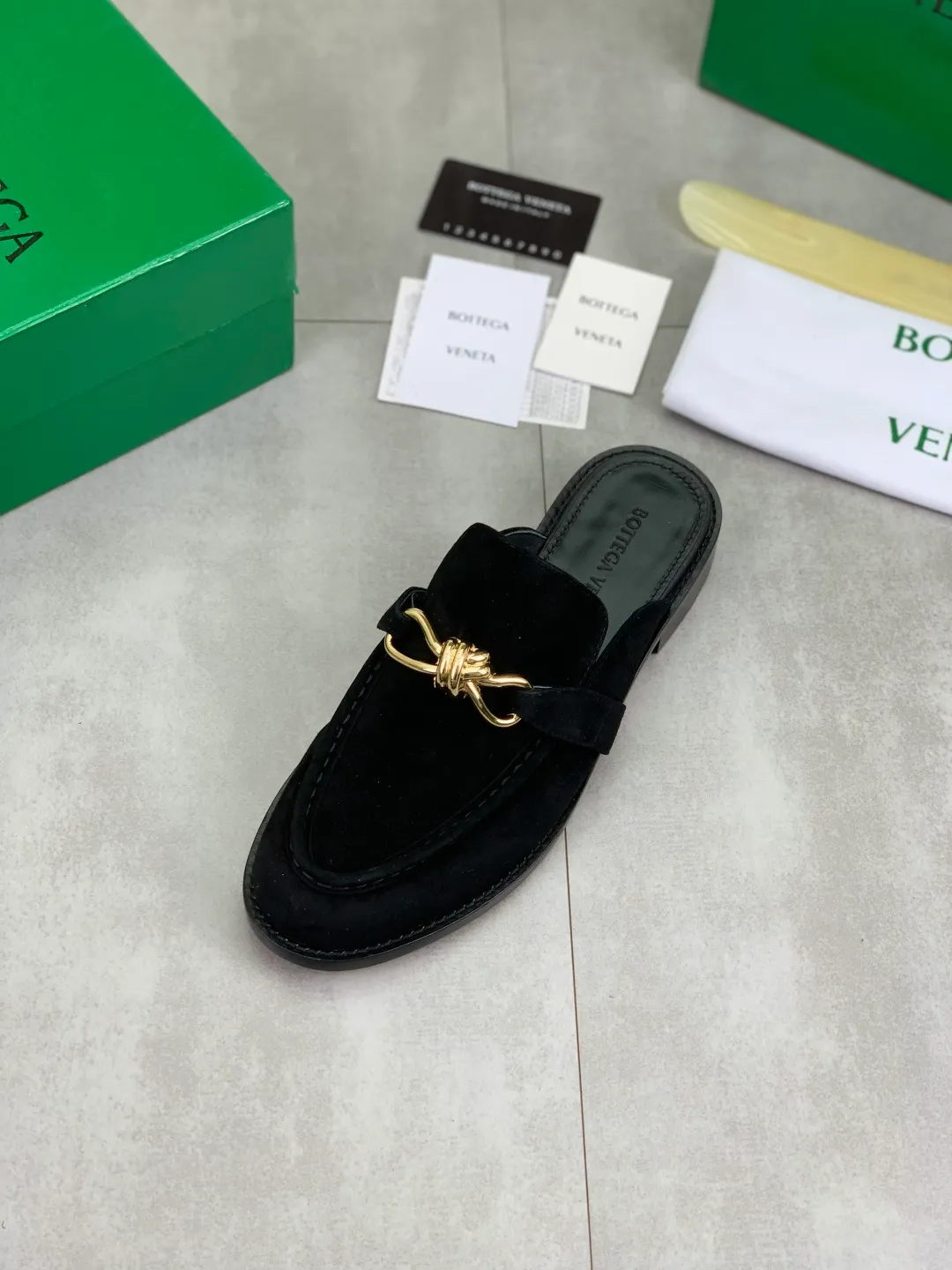 Men's shoes 💰P800 [New model] (genuine leather outsole) water-dyed cow lining 💰High-quality business couple half-slip leather shoes 💎💎💎 BOTTEGA VENETA official website synchronizes the latest top version of BV in the market, accepts material comparison, shoe type comparison, process comparison, practical and textured, versatile and suitable for any occasion, the more you look at it, the more flavorful it becomes. Purely hand-knitted craftsmanship - Upper material, calfskin imported from Italy 🇮🇹 - High-quality water-dyed cowhide lining - Original private model customized leather outsole -Size: Female 35-39 (40 ordered) Male 39-44 (38 45 can be customized) Color: Multiple colors available